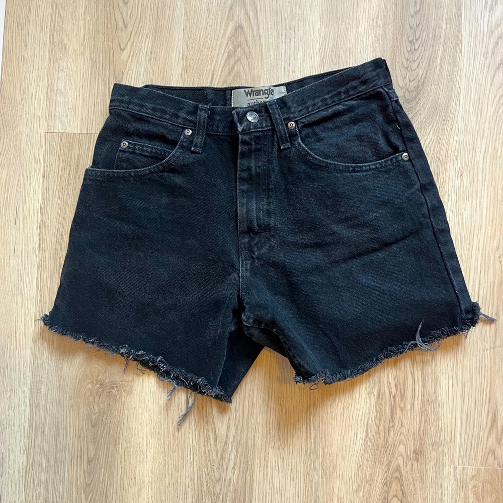 ⚡️SALE 2/$20⚡️Women’s Black Denim Shorts - Wrangler - Size 29